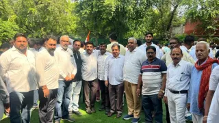 रात में दिल्ली कूच कर गए गुरुग्राम के कांग्रेसी। फोटो: जागरण