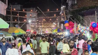 पीलीभीत शहर के काला मंदिर रोड पर जलती कुप्पी। जागरण