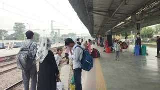 रेलवे स्टेशन पर खड़े यात्री। जागरण