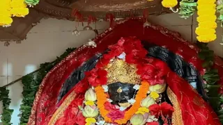 माता के दर्शन को लेकर मंदिर में उमड़ रही श्रद्धालुओं की भीड़।