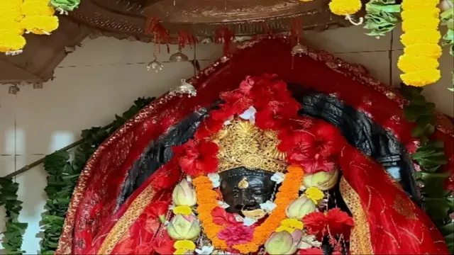 इटखोरी में मां भद्रकाली का 50 तोला सोने से हो रहा दिव्य शृंगार, मंदिर के खजाने में डेढ़ किलो सोना और 64 किलो चांदी