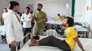 जिला अस्पताल में कुट्टू का आटा खाने से बीमार हरि शंकर से जानकारी करते सीएमएस डाॅ. बीसी सक्सेना। सौ. इंटरनेट मीडिया