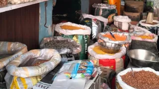 मोहल्ला रेती स्ट्रीट स्थित दुकान में रखी खाद्य सामग्री। जागरण