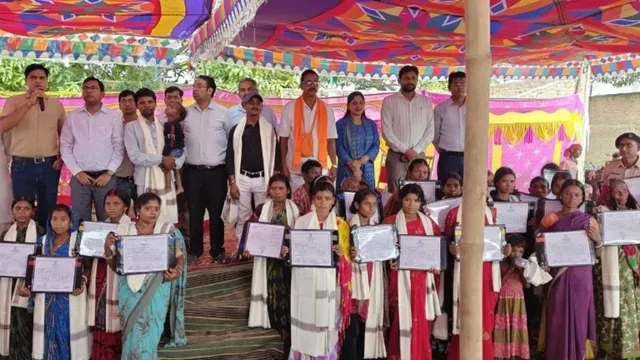 'ये तेरा घर ये मेरा घर' नवरात्र पर भागलपुर के 68 आदिवासी परिवारों का सपना साकार; मिला आशियाना, हाथों में आई चाबी
