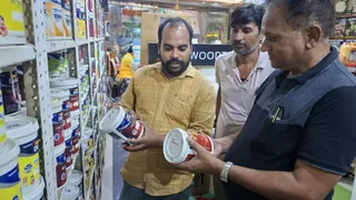 आगरा में एक शॉप से पेंट खरीदते ग्राहक।
