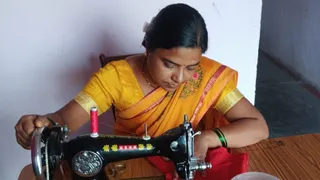 सिलाई के हुनर से तीन बच्चों का भविष्य संवार रहीं पिंकी