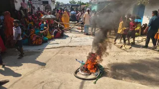 पश्चिम चंपारण के बगहा में टायर जलाकर विरोध जताते स्थानीय लोग।