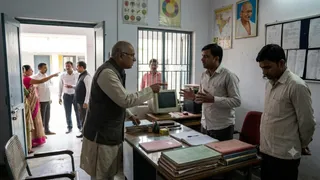 बांका में शिक्षकों पर गिरी गाज, टेबल पर पैर रखकर सोने वाले HM समेत 3 पर कार्रवाई (AI Generated Image)