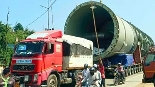 बस्ती के मनौरी चौराहे पर पहुंचा ट्रक।