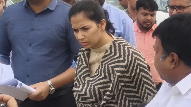भागलपुर: गंगा के कटाव पर एक्शन मोड में प्रशासन, खरीक में सुस्त काम पर भड़कीं डीएम अलंकृता पांडेय