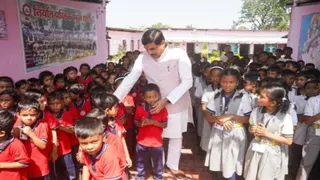 स्कूल की प्रार्थना सभा में बच्चों के बीच सीएम मोहन यादव। (सौजन्य- जनसंपर्क विभाग)