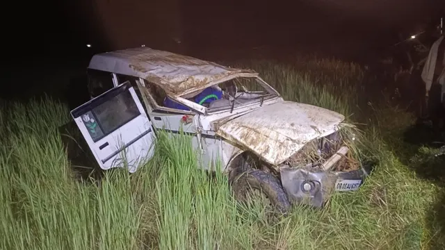 पश्चिमी सिंहभूम में तेज रफ्तार बोलेरो खेत में घुसी, 2 बार पलटकर हुई क्षतिग्रस्त; 3 लोग घायल