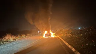 जल गई कार। (जागरण)