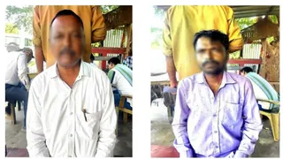 प्रयागराज एंटी करप्शन टीम की गिरफ्त में घूस लेने के आरोपित। साभार : एंटी करप्शन
