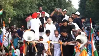 नई दिल्ली में सोमवार को कांग्रेस सांसद राहुल गांधी के साथ ट्रक पर सवार होकर तेजस्वी यादव और अखिखेश यादव एवं अन्य इंडिया ब्लॉक के नेता संविधान क्लब ऑफ इंडिया पहुंचे। वीडियो ग्रैब
