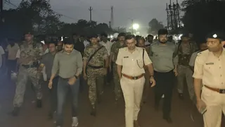 केंदुआडीह में धनबाद-बोकारो रोड का निरीक्षण करते हुए उपायुक्त आदित्य रंजन, एसएसपी प्रभात कुमार अन्य। (फोटो जागरण)
