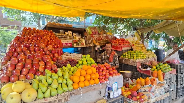 नवरात्र में गाजियाबाद के बाजारों में बढ़ी रौनक, व्रत के सामान और फल हुए महंगे
