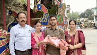 हमीरपुर में नवरात्र में पहली बार घर आई नन्हीं नातिन का नाना-नानी ने रथ पर स्वागत किया।