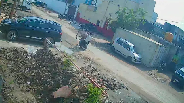 हापुड़ में फैक्ट्री के बाहर से लोहे का गेट चोरी, सीसीटीवी में कैद हुए चोर

