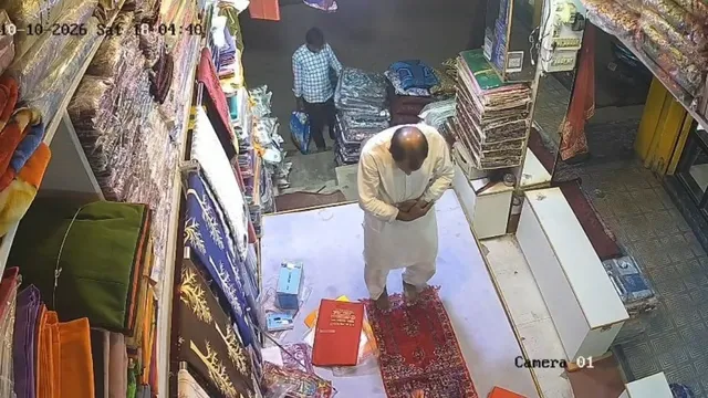 नमाज पढ़ने के दौरान दुकान से कंबल और 2 तकिया की चोरी, जमुई में CCTV में कैद हुई घटना

