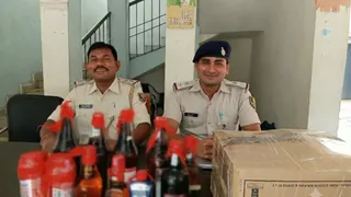 अलमीरा में सजा रखी थी शराब की बोतलें, गुप्त सूचना पर जमुई पुलिस ने घर में मारा छापा; महिला गिरफ्तार