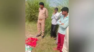 युवक की चिता की राख पर रखे आपत्तिजनक सामान को देखते पुलिस कर्मी। जागरण