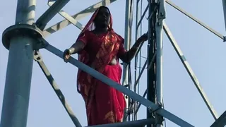 कासगंज में टॉवर पर चढ़ी महिला।
