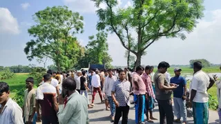 Katihar Road Accident : कटिहार में पटसन लदा ट्रैक्टर पलटने से दो सगे भाइयों की मौत, 3 मजदूर गंभीर; कुशियारी इमली गाछ के पास भीषण हादसा