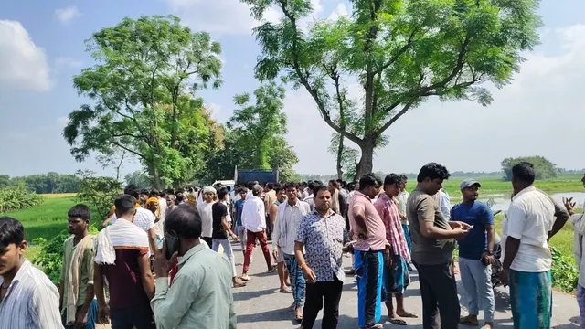 कटिहार में चीख-पुकार से दहला पोठिया-डूमर मार्ग, पटसन लदा ट्रैक्टर गड्ढे में पलटा, दो सगे भाइयों की गई जान
