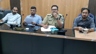 दुर्गा पूजा को लेकर समाहरणालय सभागार में जिला शांति समिति की बैठक जिलाधिकारी, वरीय पुलिस अधीक्षक व अन्य।