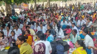 गाजियाबाद में नारेबाजी करने के बाद इनमें से 500 कर्मचारी बसों में सवार होकर लखनऊ रवाना हो गए और 500 धरना देने बैठे रहे। जागरण