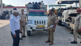 कौशांबी में यात्रियों को ढोते माल वाहक वाहन की चेकिंग करते यातायात पुलिस के जवान- सौ. पुलिस