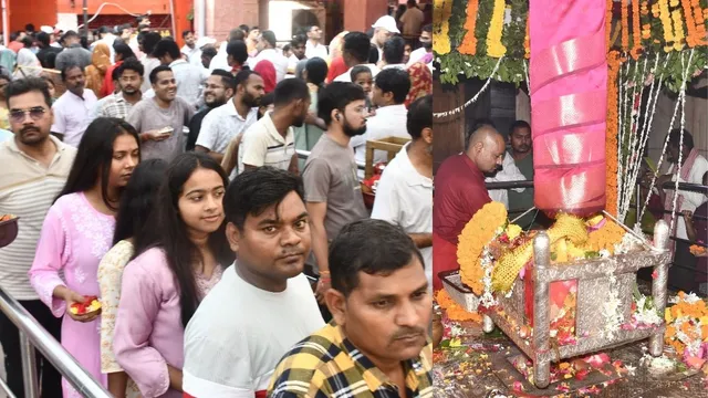 Navratri Day 2 : ब्रह्मचारिणी स्वरूप का दर्शन-पूजन कर मां दुर्गा की भक्ति में लीन हुए श्रद्धालु