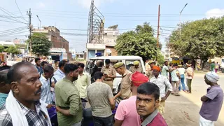 प्रयागराज के नैनी में दुकान के बाहर युवक का शव मिलने पर जांच-पड़ताल करती पुलिस। जागरण
