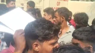 गेट के बाहर हंगामा करते परीक्षार्थी। (जागरण)