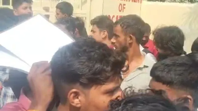 'पहले ले जाते थे तो नकल होती थी...' शेखपुरा में मोबाइल पर सख्ती पर भड़के छात्र, कॉलेज में पुलिस तैनात
