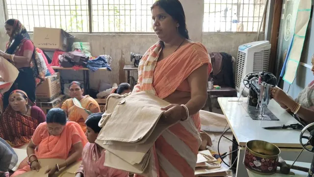 घर की चौखट से निकलकर बनीं बिजनेसमैन, कोडरमा की राधा यादव 20 महिलाओं को बना रहीं आत्मनिर्भर
