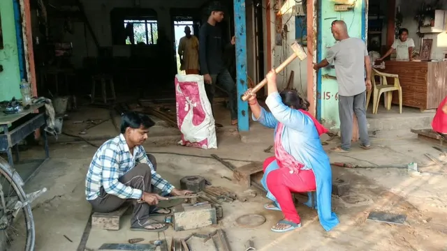 पिता की निधन के बाद भी हार नहीं मानी उर्मिला, हाथ में हथौड़ा थाम कर गढ़ रहीं तकदीर; अब युवाओं को दे रहीं रोजगार
