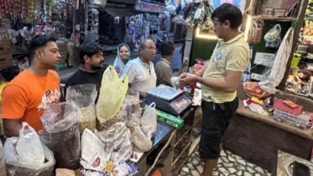 चीनी ने फिर मारी छलांग, फुटकर बाजार में बढ़ गया 10 रुपये प्रति किलोग्राम का भाव