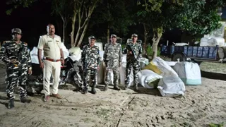 जब्त सामग्री और ट्रैक्टर के साथ एसएसबी व पुलिस पदाधिकारी। सौ. एसएसबी