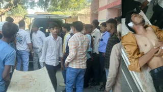 अस्पताल में मौजूद लोगों की भीड़ और स्ट्रेचर पर घायल युवक