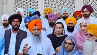 मीडिया से बातचीत करते हुए आम आदमी पार्टी के विधायक व नेता।