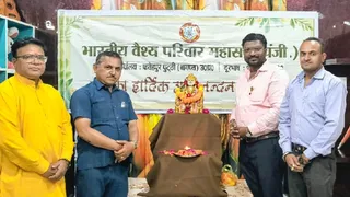कंकरखेड़ा में महाराजा अग्रसेन जयंती पर नमन करते श्रद्धालु। सौ. संस्था।