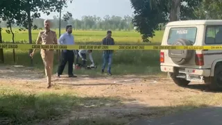 घटनास्थल पर जांच करते हुए पुलिस।
