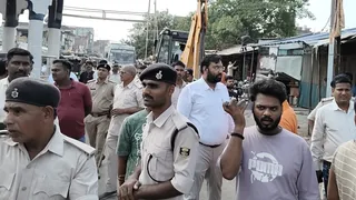 सीओ और थानाध्यक्ष की मौजूदगी में चल रही कार्रवाई
