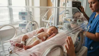गाजीपुर अस्पताल में पेट दर्द की शिकायत लेकर पहुंची किशोरी ने दिया बच्चे को जन्म।