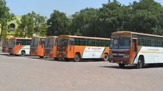 बड़ौत डिपो में खड़ी बसें।