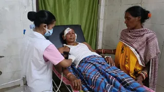 एसआई की पत्नी ने पुलिस को बताया कि पारिवारिक विवाद के दौरान नशे की हालत में आरोपी ने धारदार हथियार से ताबड़तोड़ हमला कर दिया।