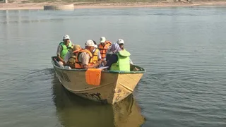 चंबल नदी में भारतीय वन्यजीव संस्थान (डब्ल्यूआईआई) देहरादून का दल तरंगों के माध्यम से डॉल्फिन की गणना करते हुए। (फोटो- जागरण)