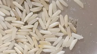 जुगसलाई स्थित एक मेगा मार्ट में बासमती चावल के अंदर कीड़ा मिलने का मामला सामने आया।